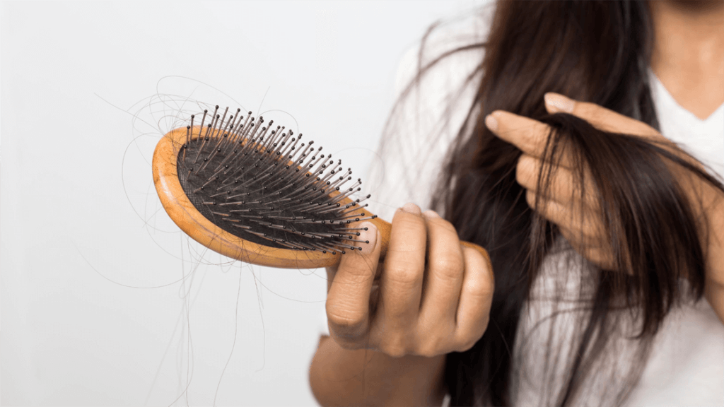 Verstärkter Haarausfall – warum fallen uns im Herbst mehr Haare aus? - myrapunzel